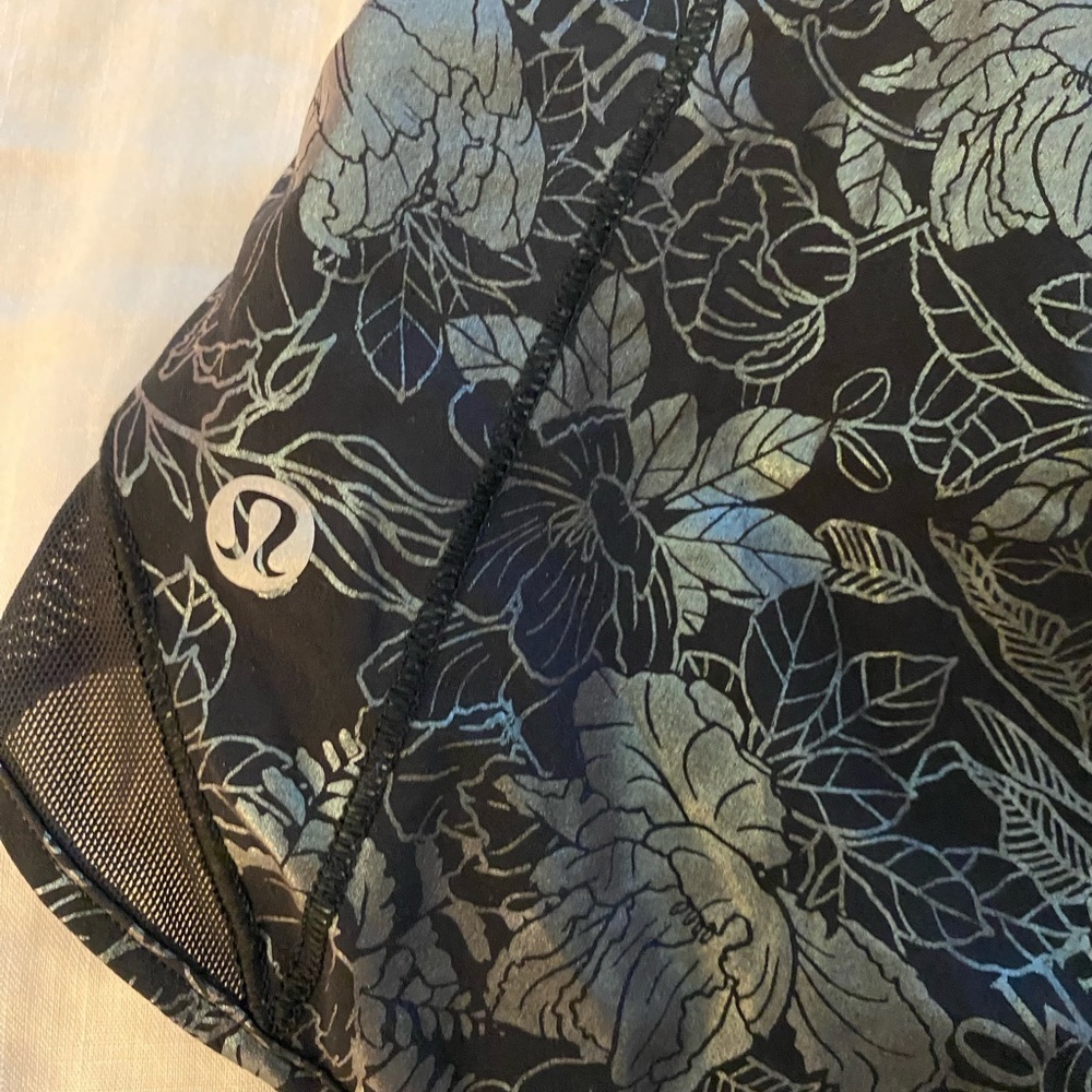 Lululemon Hotty Hot Low-Rise Lined Short 4"
Flourish Black Iridescent - Picture 7 of 8
